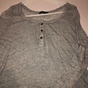grey long sleeve shirt